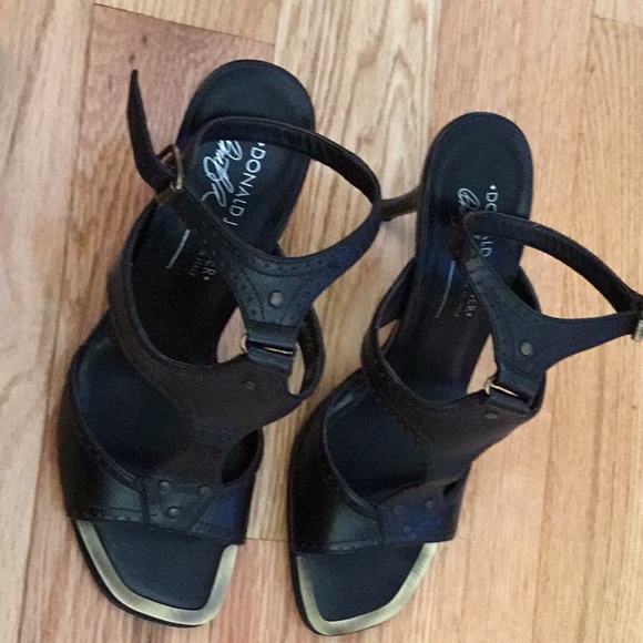 **SALE** Donald J Pliner Black Leather sandals Size 8M - Picture 1 of 8